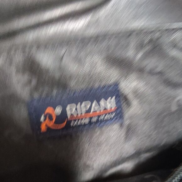 Sophisticated Black Leather Shoulder Bag with Silver Clasp - Picture 5 of 6